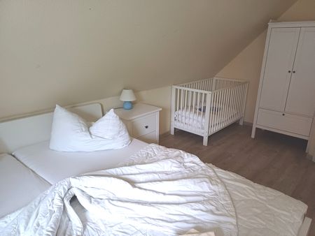 Elternschlafzimmer mit Babybett Kinderzimmer mit getrennten Betten und Spielecke