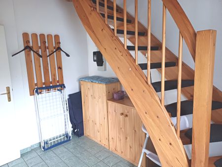 Flur: hier finden Sie Wäscheständer, Klammern, Babystuhl, Sonnenschirm, Sitzkissen, ... unten Wohnraum und Bad - oben Schlafzimmer