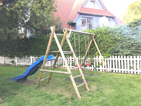 eigener Spielplatz für die Kleinen die Straße ist weit weg