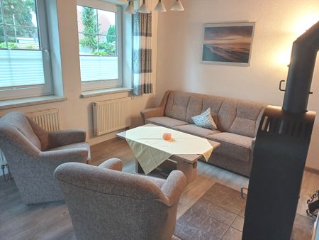Wohnbereich mit Kamin jedes Haus mit Herd, Kühlschrank, Geschirrspüler und Microwelle